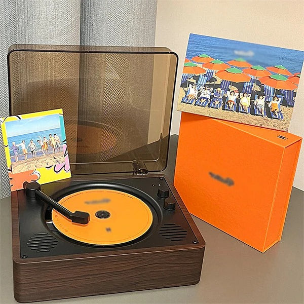 Lecteur CD avec écran LCD allumé et télécommande posée à côté