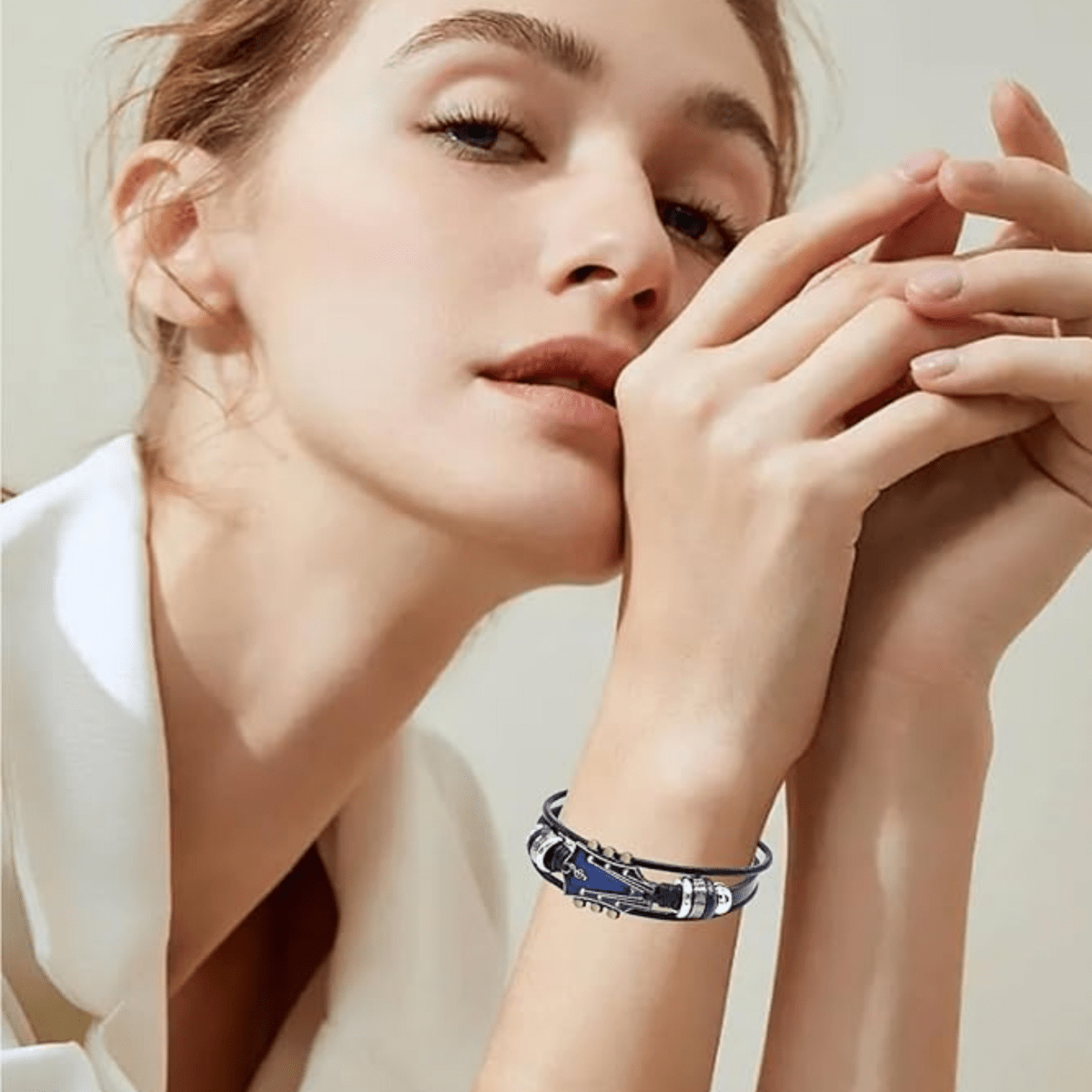 Vue latérale du bracelet montrant les détails musicaux