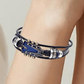Gros plan sur la texture du cuir du bracelet