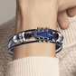 Vue d'ensemble du bracelet posé sur une surface claire
