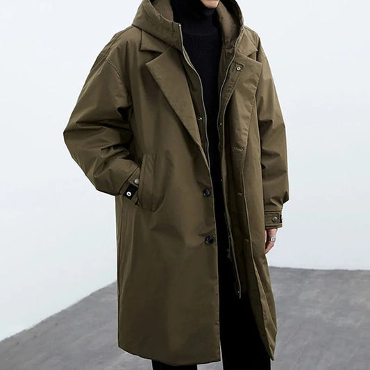 Manteau trench long et chaud sur fond neutre