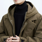 Homme portant un long manteau trench matelassé imperméable