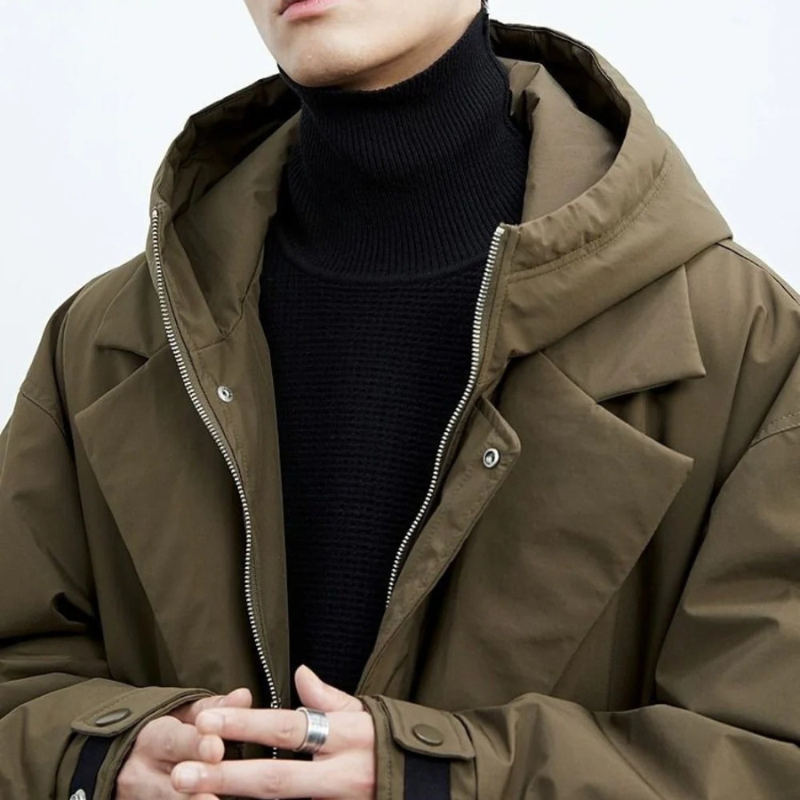 Homme portant un long manteau trench matelassé imperméable