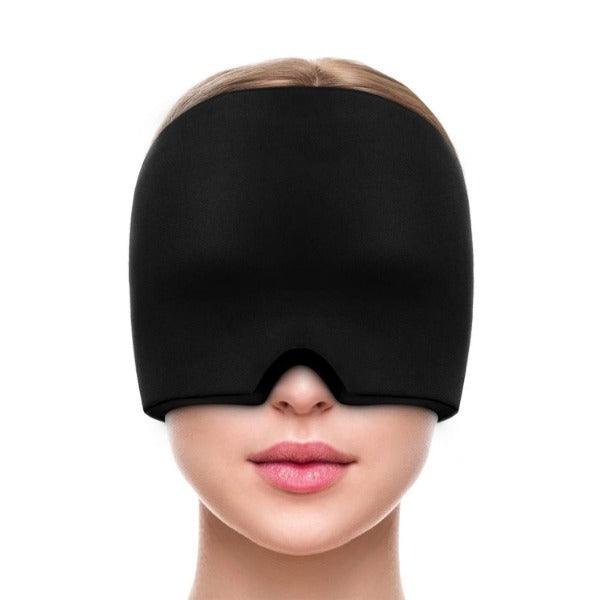 Casque posé à côté d'un congélateur ouvert