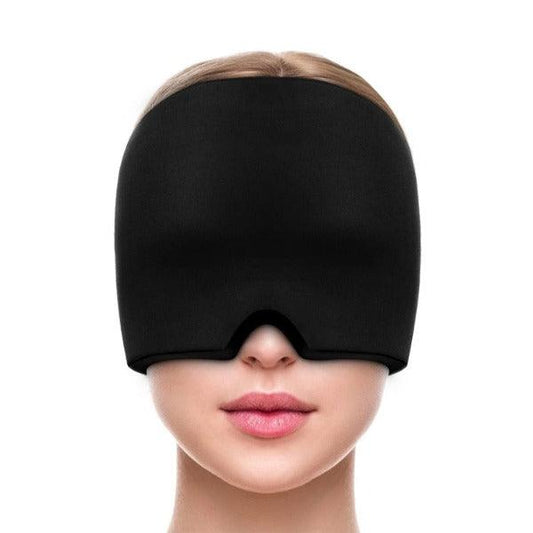 Casque posé à côté d'un congélateur ouvert