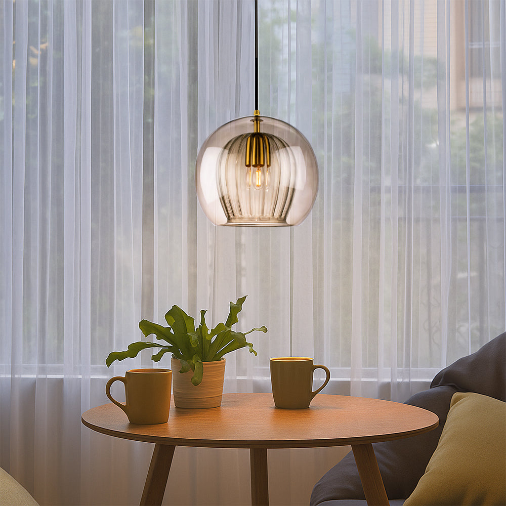 Lampe suspendue en verre avec abat-jour en pierre vue de côté