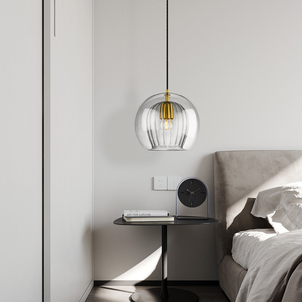 Lampe suspendue installée au-dessus d'un îlot de cuisine