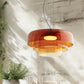 Lampe en verre installée au-dessus d'une table