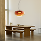 Lampe en verre suspendue dans un salon contemporain