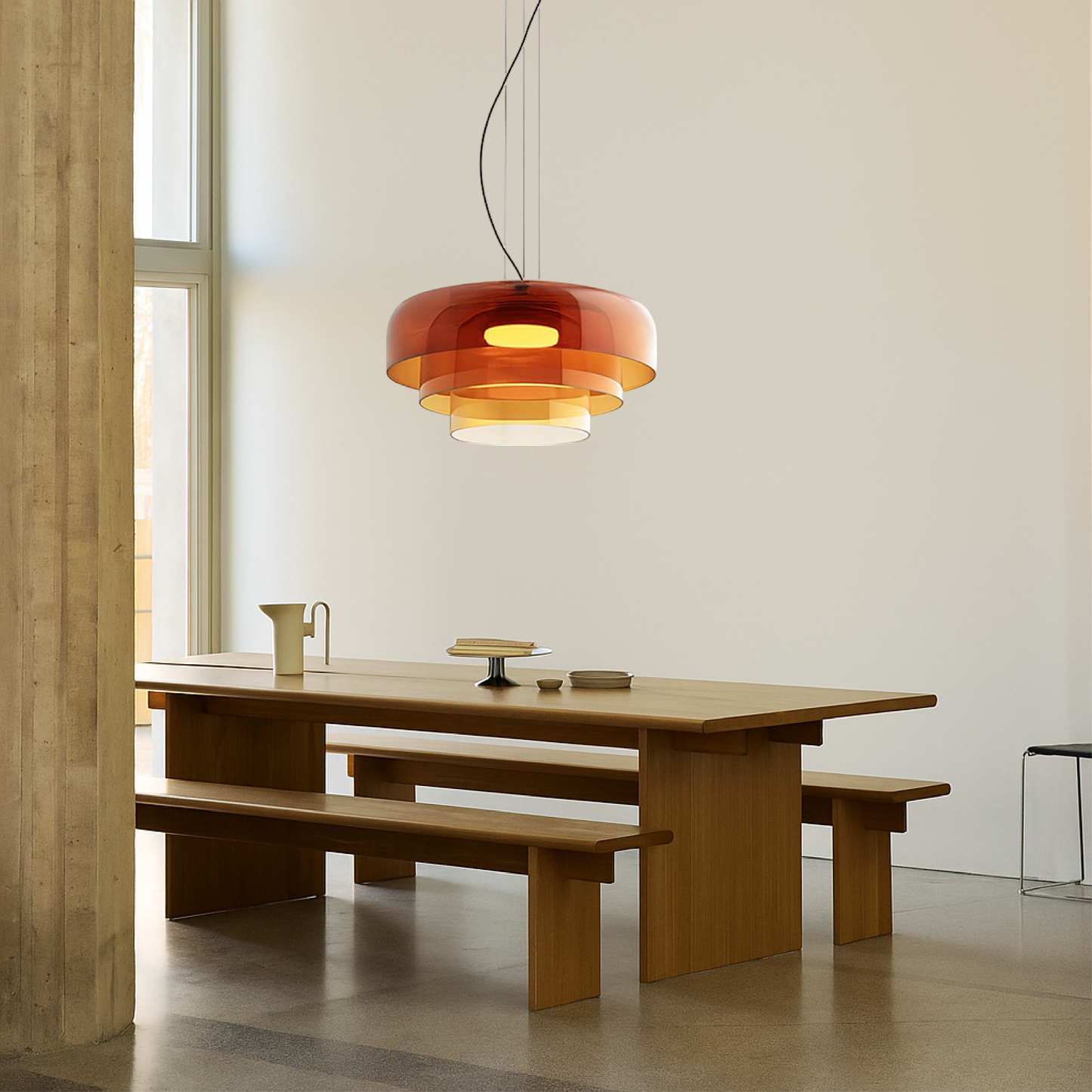 Lampe en verre suspendue dans un salon contemporain