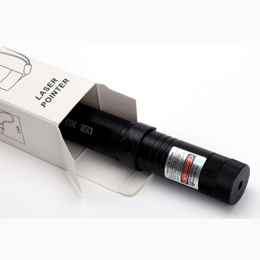 Faisceau laser violet illuminant un environnement extérieur