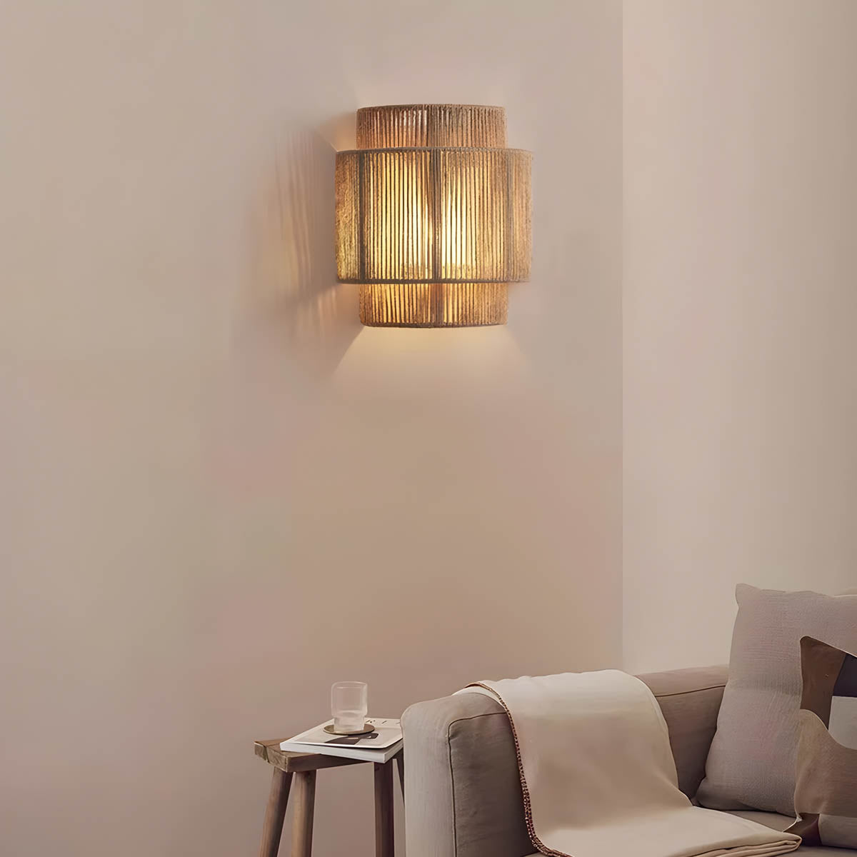 Vue latérale de l'applique murale LED, éclairage allumé