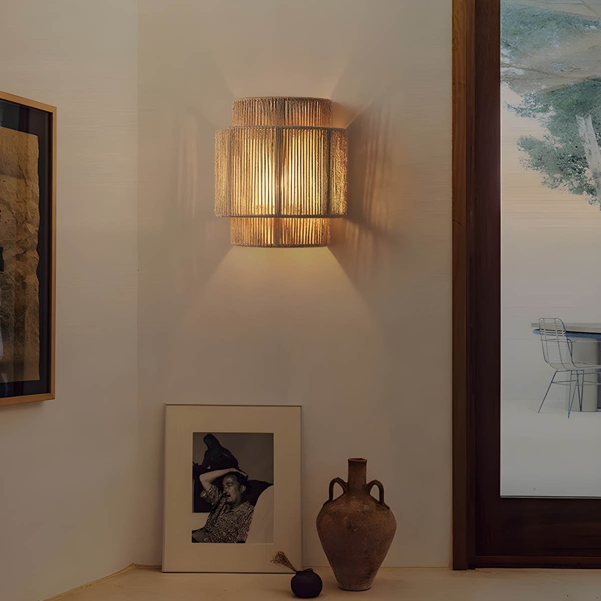 Applique murale installée dans un salon moderne, lumière douce