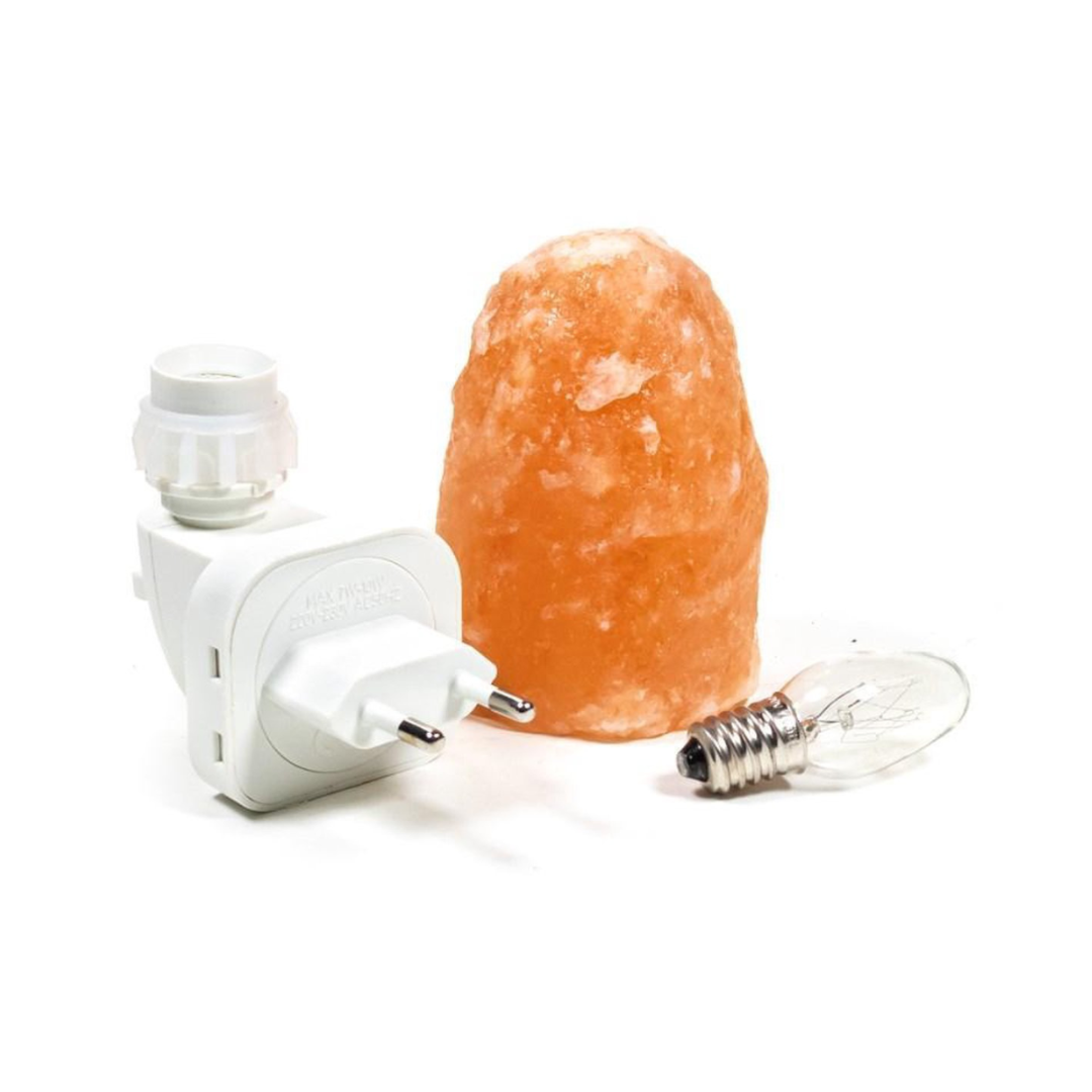 Lampe en sel de l'Himalaya allumée sur table en bois