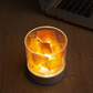 Lampe à sel himalayen allumée sur une table en bois