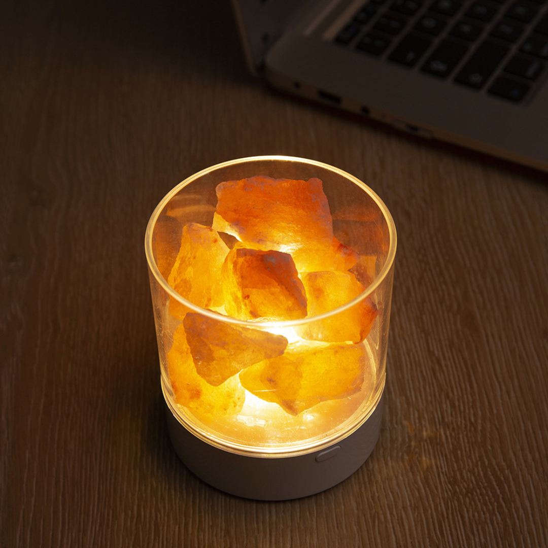 Lampe à sel himalayen allumée sur une table en bois