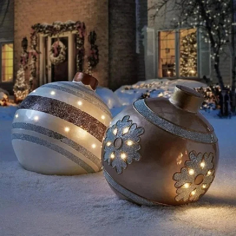 Boule de Noël gonflable rouge et blanche dans un jardin enneigé