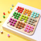Jeu de Sudoku 3D en bois avec pièces colorées sur un plateau
