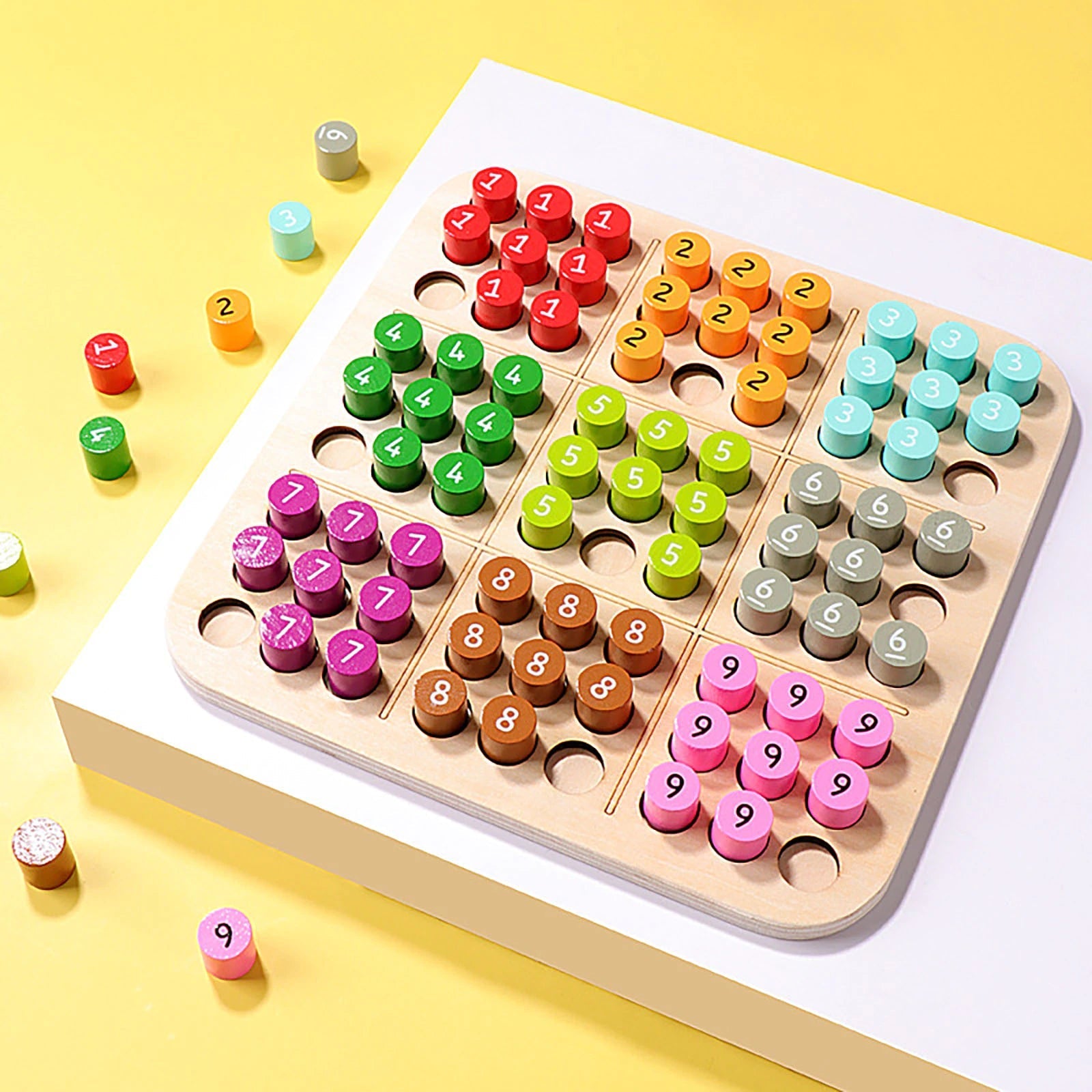 Jeu de Sudoku 3D en bois avec pièces colorées sur un plateau