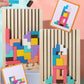 Personnes collaborant autour du puzzle en bois, ambiance conviviale