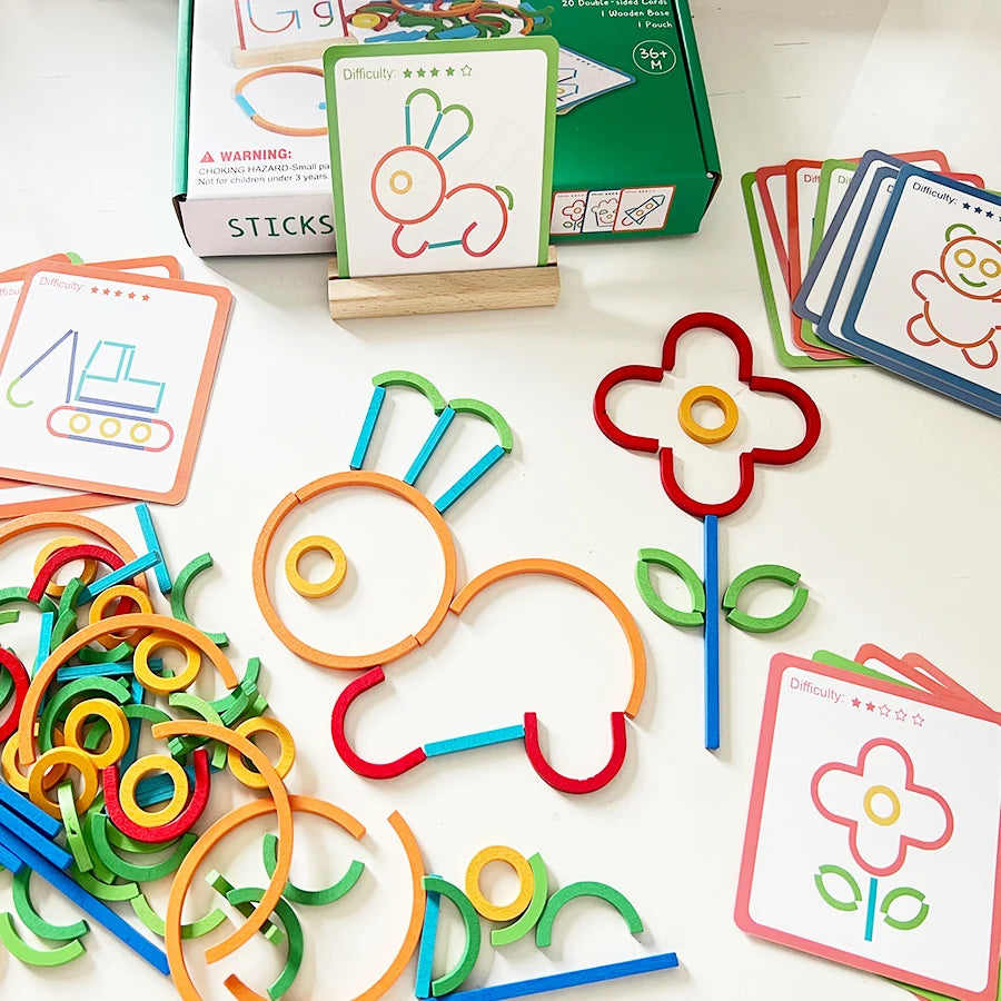 Pièces de puzzle en bois rangées dans un sac en tissu