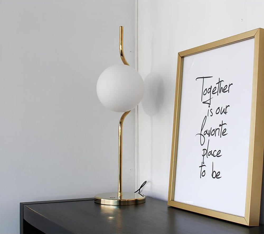 Lampe allumée, créant une ambiance chaleureuse