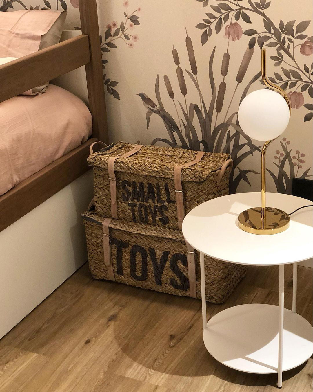 Lampe éthérée illuminant un espace intérieur