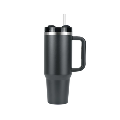 Tasse de grande capacité posée sur une table en extérieur