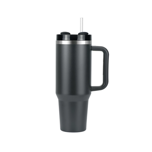 Tasse de grande capacité posée sur une table en extérieur