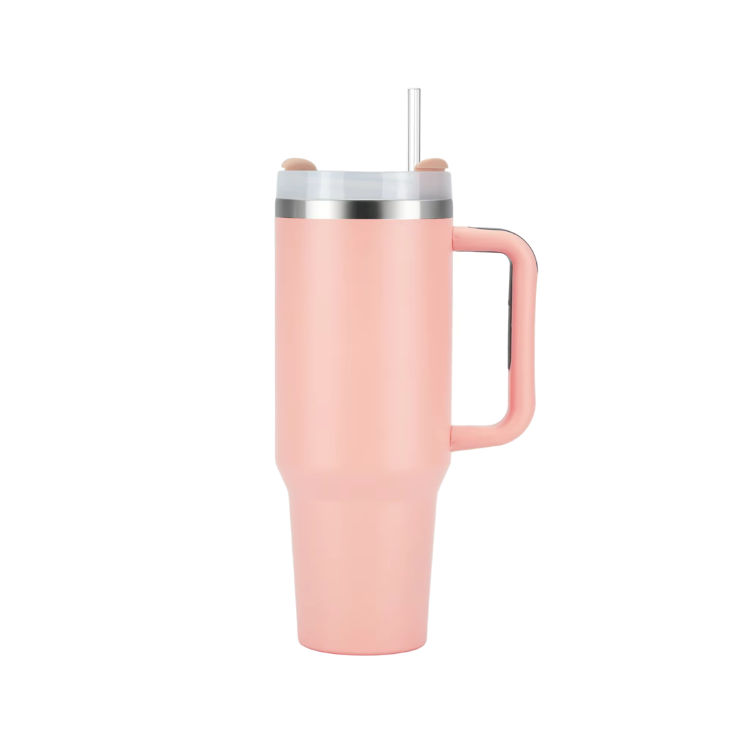 Tasse isolée en acier inoxydable sur fond blanc