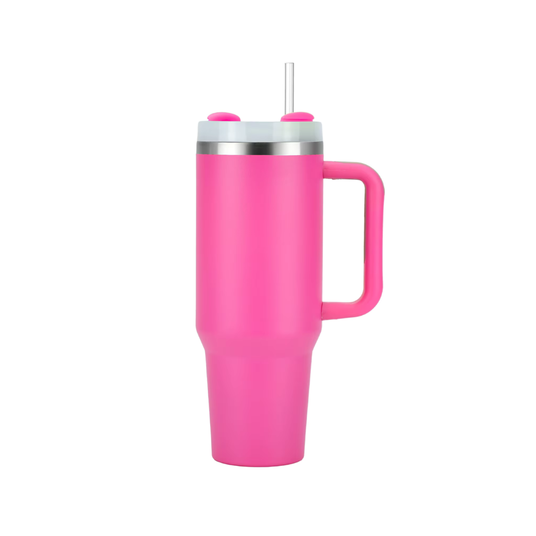 Vue latérale d'une tasse de voyage avec paille intégrée