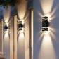 Lumière LED diffuse sur mur en soirée