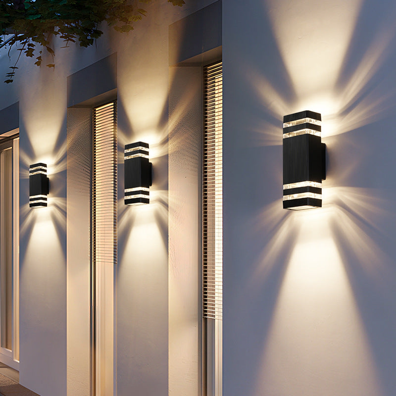 Lumière LED diffuse sur mur en soirée