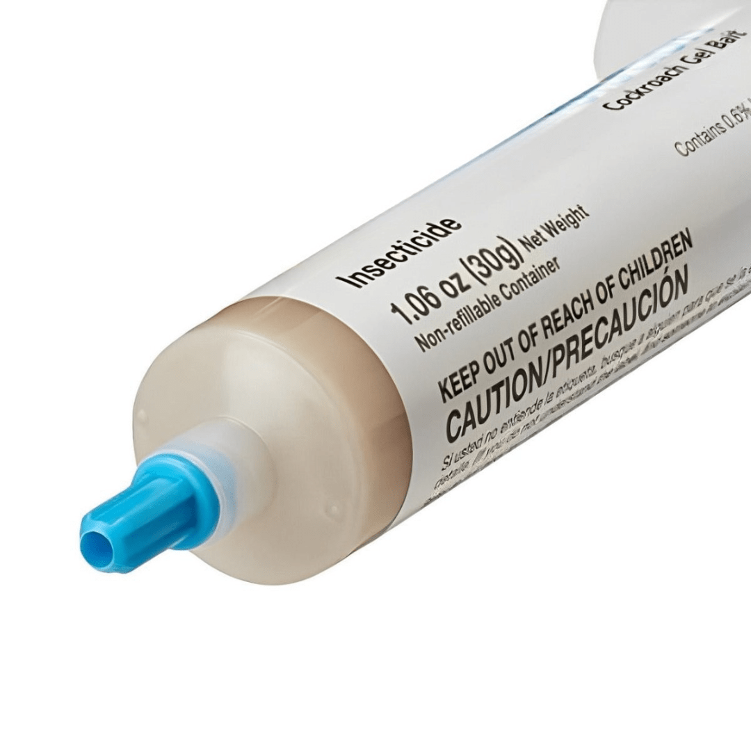 Application de gel anti-cafards dans un coin de cuisine