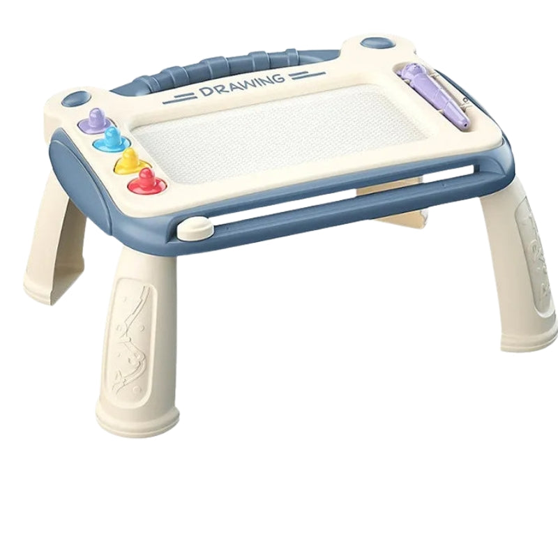 Enfant dessinant sur un tableau effaçable avec des motifs colorés