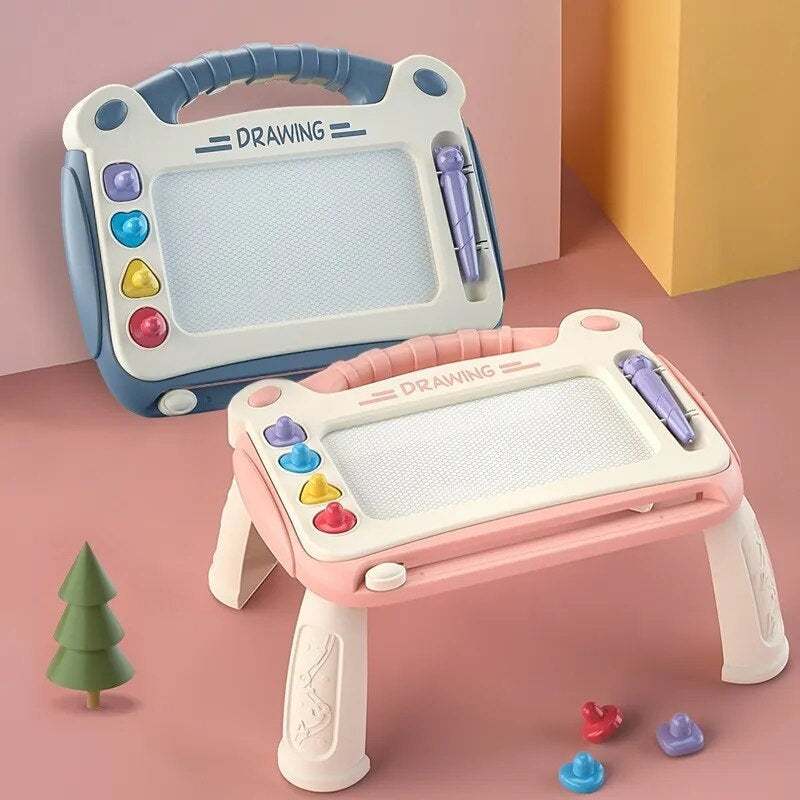 Tableau de dessin avec plusieurs dessins d'animaux et formes géométriques