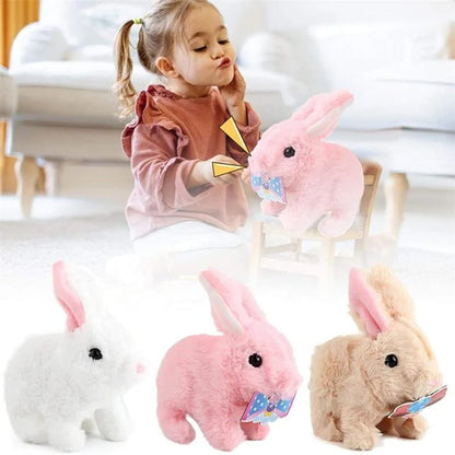 Lapin en peluche dans une chambre d'enfant, ambiance chaleureuse