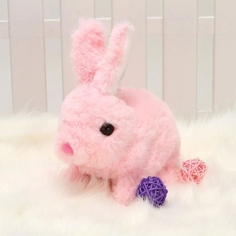 Lapin en peluche allongé sur un lit, entouré de coussins colorés