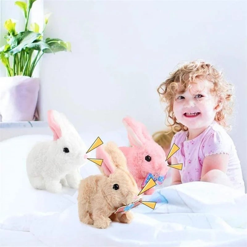 Lapin en peluche réagissant à une main qui le touche doucement