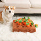 Jouet pour chien avec carottes à déterrer sur tapis vert