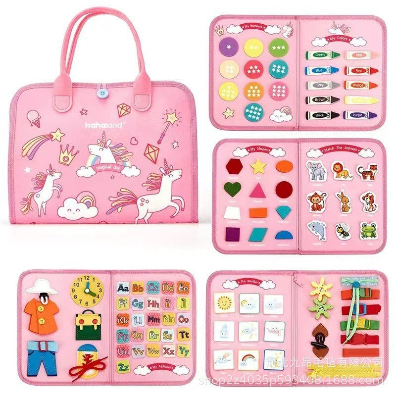 Enfant manipulant le livre, découvrant textures et couleurs