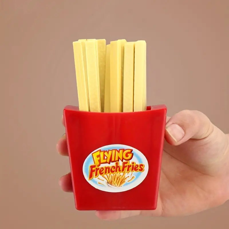 Gros plan sur des frites en plastique prêtes à s'envoler
