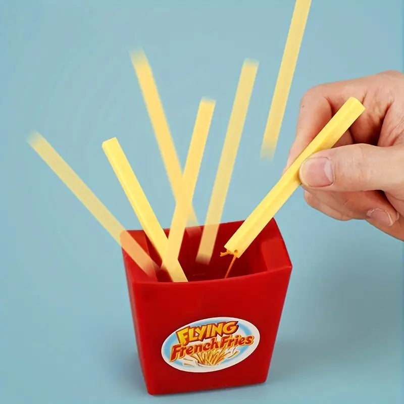 Famille riant autour d'une table avec le jeu de frites