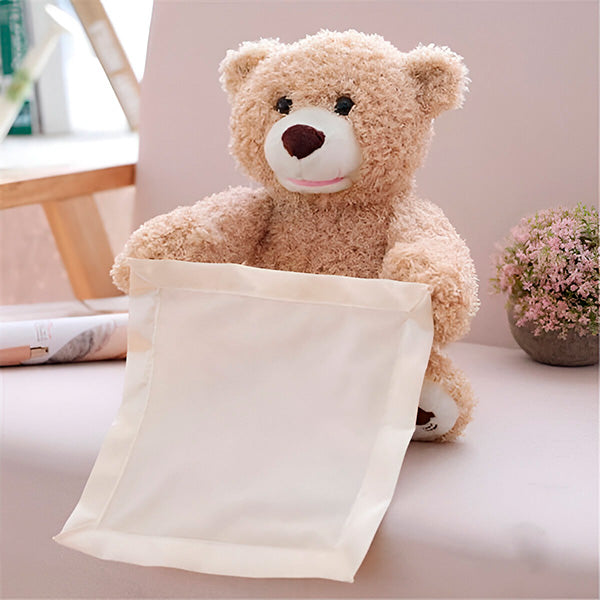 Ours en peluche interactif assis sur un tapis de jeu