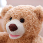Enfant jouant avec l'ours en peluche interactif