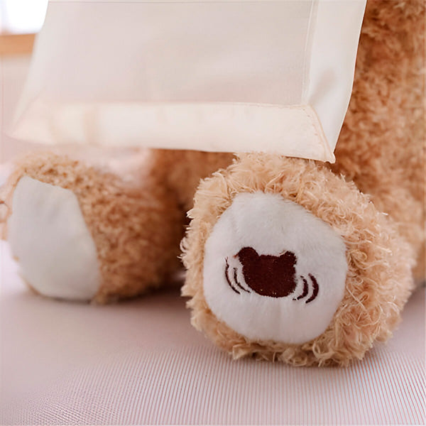 Ours en peluche montrant ses pattes et son ventre doux