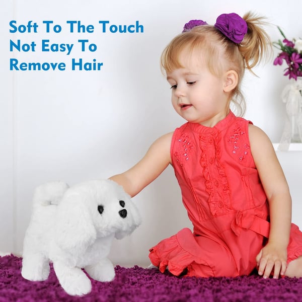 Chien jouet marchant sur le sol, queue en mouvement