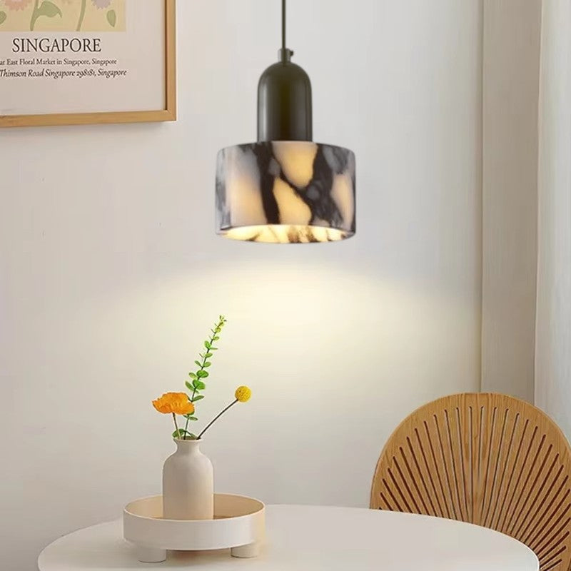 Lampe suspendue au-dessus d'un comptoir moderne