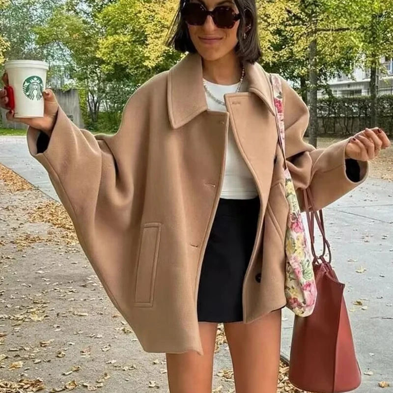 Vue de profil du manteau d'hiver oversized pour femmes