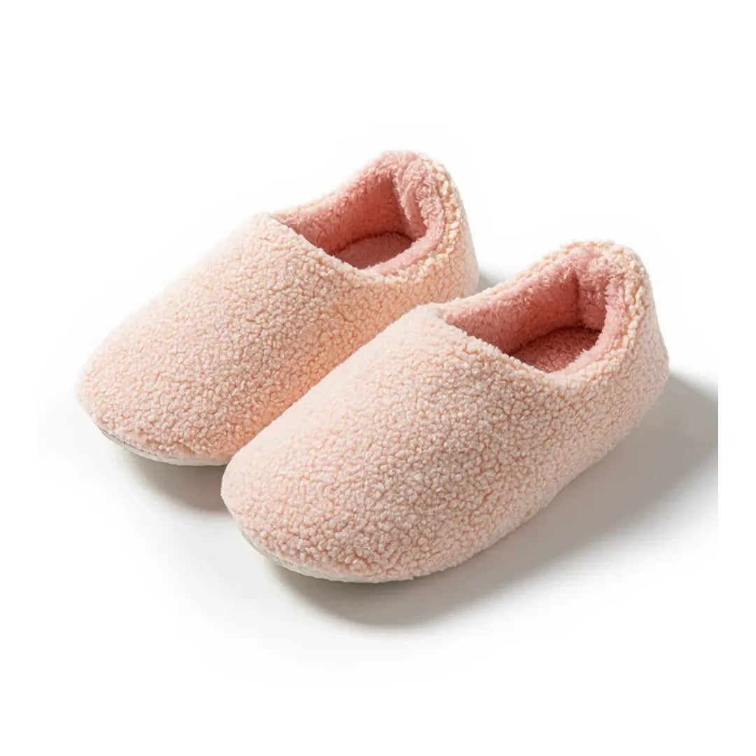 Chaussons posés sur une surface claire, vue d'ensemble